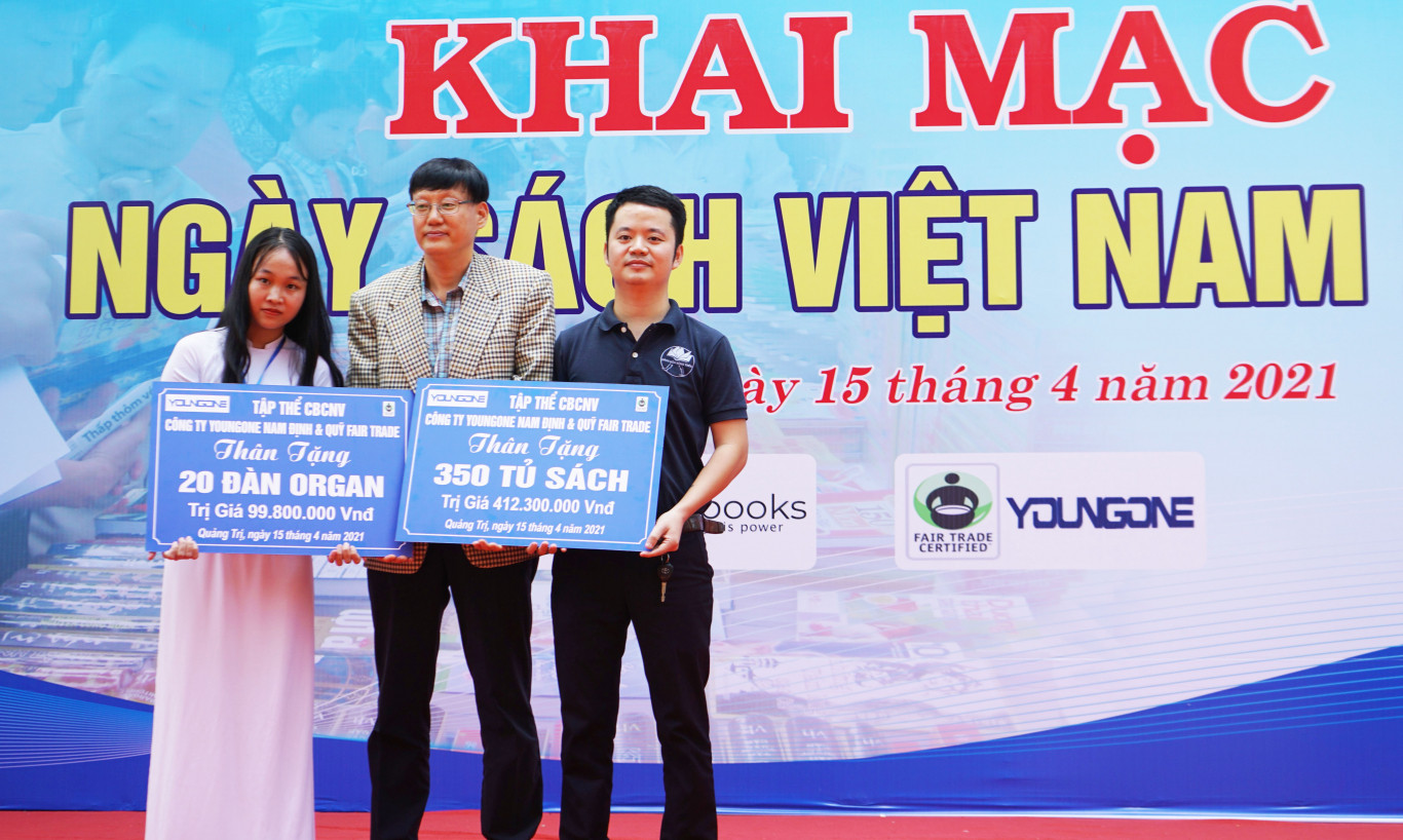C&ocirc;ng ty TNHH Youngone Nam Định đ&atilde; t&agrave;i trợ cho Chương tr&igrave;nh S&aacute;ch h&oacute;a n&ocirc;ng th&ocirc;n tr&ecirc;n 500 triệu đồng